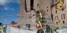 Crolla parte Torre dei Conti al centro di Roma