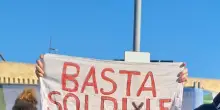 'Basta soldi per le armi', striscione durante Festa forza armate