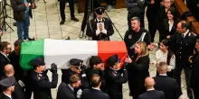 I funerali di Aniello Scarpati, il poliziotto morto nell'incidente a Torre del Greco