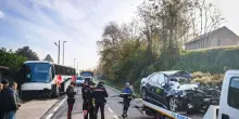 Scontro tra un'auto e un bus scolastico nel Torinese, un morto e 20 feriti