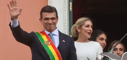 Paz prende la guida della Bolivia e riallaccia le relazioni diplomatiche con gli Usa