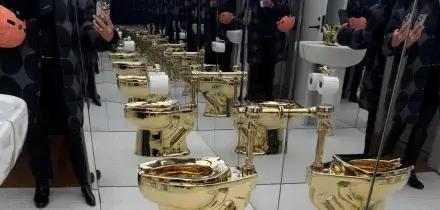 Museo delle stranezze compra il wc d'oro di Cattelan