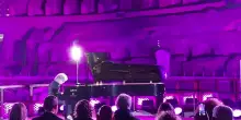 Giovanni Allevi incanta il Colosseo, concerto all'evento di Komen Italia