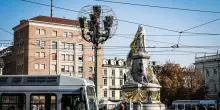Extinction Rebellion, teli termici su statua Cavour a Torino