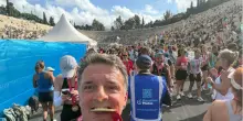Renzi corre la maratona di Atene: 'Finita in 4 ore e 10 minuti'