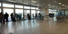 Allarme all'aeroporto di Alghero per uno spray urticante, evacuata la sala partenze