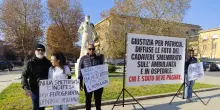 Sbranata dai cani, le foto circolano sui social. Sit-in dei parenti davanti al Tribunale