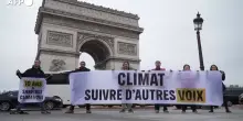 Dieci anni dall'accordo di Parigi sul clima, la protesta di Greenpeace: vernice arancione sulla piazza dell'Arc de Triomphe