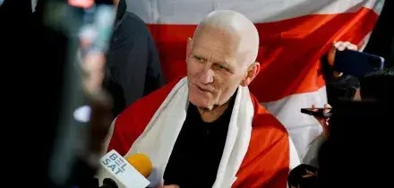 Minsk libera 123 detenuti, anche il Nobel Bialiatski