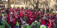 Centinaia di ciclisti vestiti da Babbo Natale invadono il centro di Londra