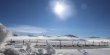 Tra luce, neve e nebbia, Castelluccio di Norcia si fa meraviglia pura