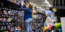 Le vendite al dettaglio negli Usa salgono dello 0,9%, sopra le attese