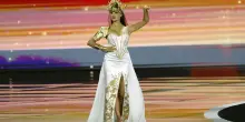 Miss Finlandia mima gli occhi asiatici e perde la corona, ultradestra la imita