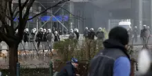 Scontri a Bruxelles alla protesta dei trattori, la polizia usa lacrimogeni