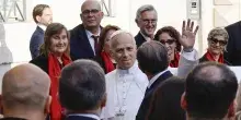 Il Papa a sorpresa al Senato, poi alla biblioteca per visitare la mostra sulla Bibbia di Borso d'Este