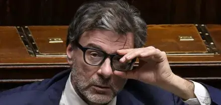 Manovra: stralciata la stretta delle pensioni, le opposizioni: "Diktat della Lega, Giorgetti si dimetta"