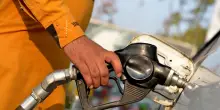 Prezzo dei carburanti in ribasso, atteso nuovo calo domani