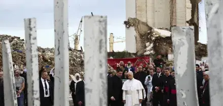 Il Papa prega al porto di Beirut e condanna "una società che corre ignorando fragilità e povertà"