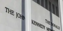 Giudice Usa, 'illegittimo il nome di Trump al Kennedy Center, va rimosso'