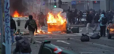 Askatasuna, scontri al corteo a Torino tra antagonisti e polizia, 7 agenti feriti - LIVEBLOG
