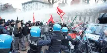 Scontri tra manifestanti e polizia a Torino