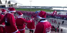 A Barcellona migliaia di runner-Babbi Natale partecipano a una gara di 5 km