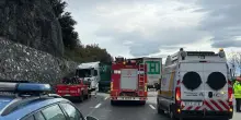 Incidente tra due camion in A10, 2 km di coda