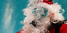 Babbo Natale nella piscina termale piu' profonda del mondo...e c'e' anche la Befana