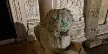Imbrattati a Verona i leoni della basilica di San Zeno
