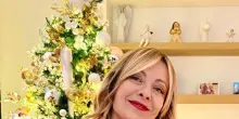 Gli auguri social di Meloni, sul maglione 'anche a te e famiglia'