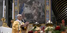 Papa Leone XIV celebra la messa di Natale: "Dalle tende di Gaza ai giovani al fronte, l'umanit&agrave; provata grida"