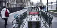 Ferite tre donne accoltellate nella metro di Parigi, preso l'aggressore. 'Escluso il terrorismo'