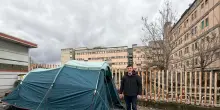 Il sindaco di Isernia dorme in tenda davanti all'ospedale