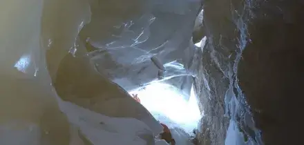 Freerider travolto da una valanga recuperato in un crepaccio