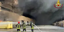 Incendio in un centro logistico nel Barese, sindaco 'Finestre chiuse'