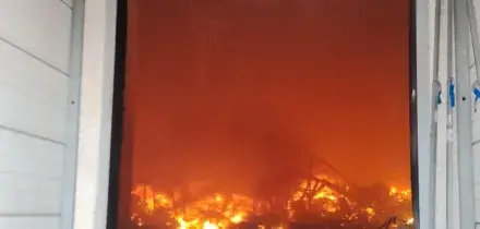 Vasto incendio in un centro logistico del Barese, fiamme alte 10 metri