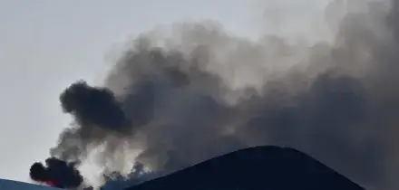 Etna 'stop and go', fontane di lava alte 400 metri da cratere Nord-Est
