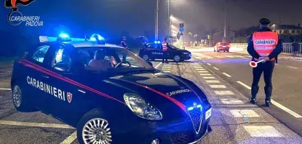 Lite in un Cara nel Padovano, un giovane ferito al torace