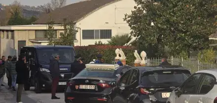 Femminicidio nelle Marche, donna picchiata a morte in casa. Si cerca il marito