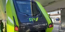 Treno bloccato a Milano per ore con 200 a bordo senza aria condizionata