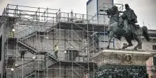 Si arrampica su statua Vittorio Emanuele in piazza Duomo a Milano