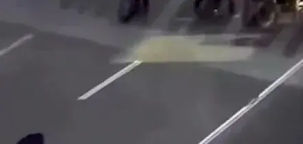 Si siede e affronta gli agenti in moto a Teheran, il video &egrave; virale