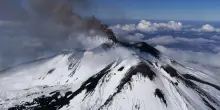 Etna, lo spettacolo dall'alto con la neve e la guida alpina scende con gli sci
