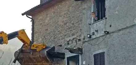 Uccise il vicino che gli demoliva casa, assolto