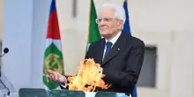 Milano Cortina, Mattarella accende il braciere dei Giochi: "Ci auguriamo la tregua olimpica"
