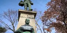 A Torino Ultima Generazione incatena una statua per la liberazione di Shahin