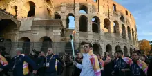 Milano Cortina: Roma show per la fiamma olimpica, bagno di folla per Achille Lauro tedoforo