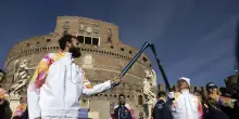Milano Cortina: la fiamma olimpica viaggia per Roma, sono 164 tedofori nella capitale