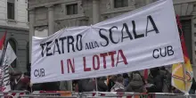 "Soldi ai teatri e alla cultura", la protesta in piazza della Scala