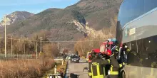 Auto contro corriera, morto automobilista, feriti studenti
